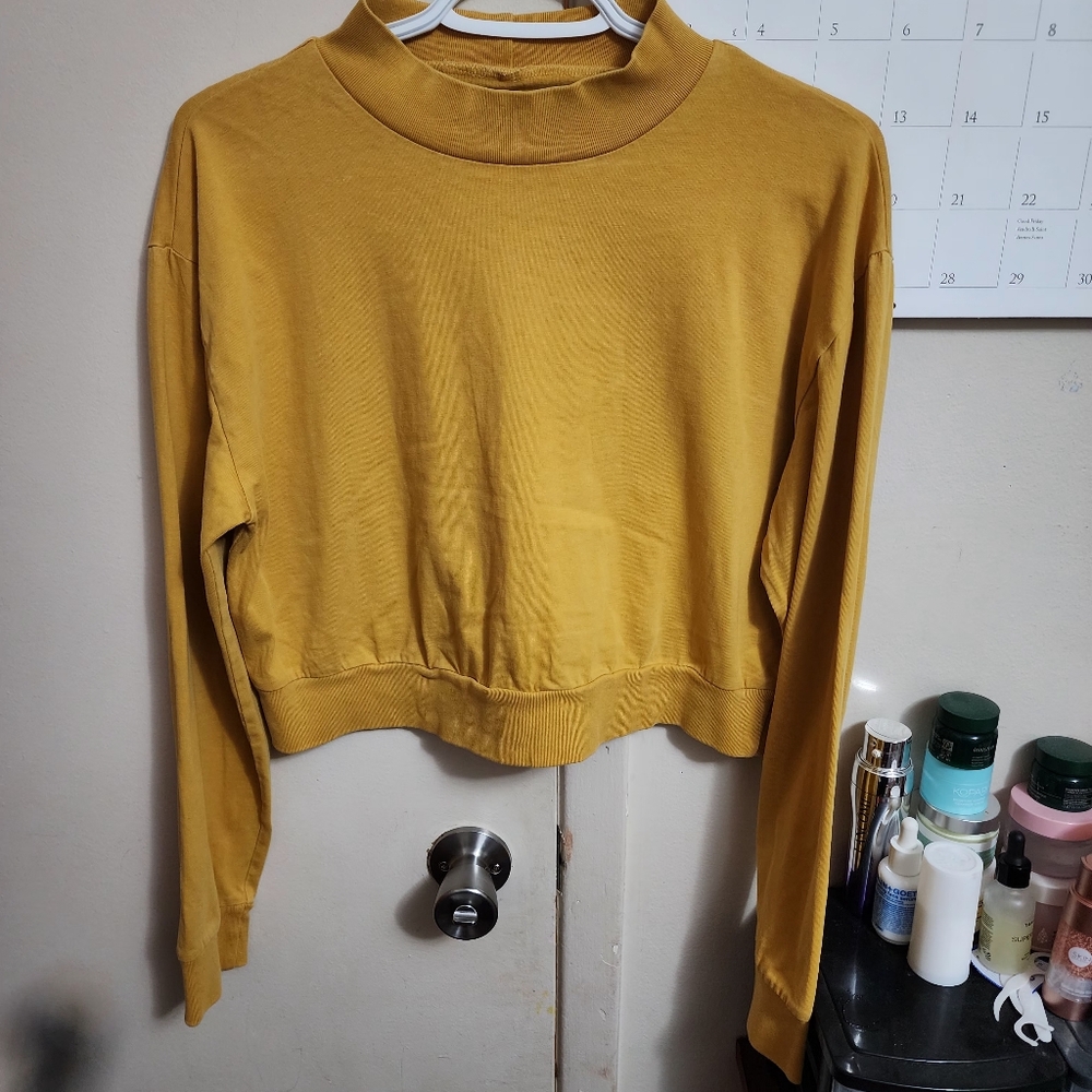 Tna | cropped mock neck euc.
